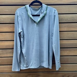 Men’s Patagonia hooded base layer, with three buttons and elastic thumb straps